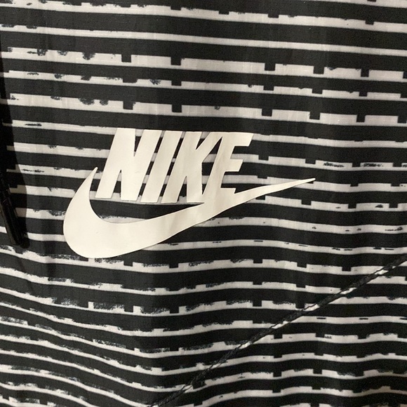 NIKE Size M Ladies Jacket In Perfect Cond - Picture 2 of 8